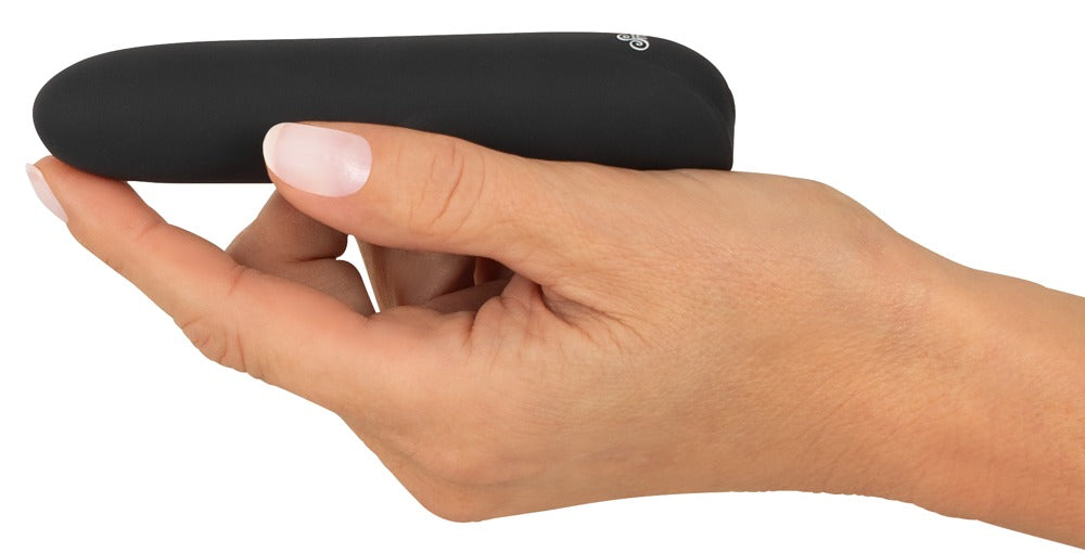 Sweet Smile Mini Vibrator in Schwarz – Größenvergleich in einer Hand zur Darstellung der kompakten Bauform