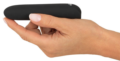 Sweet Smile Mini Vibrator in Schwarz – Größenvergleich in einer Hand zur Darstellung der kompakten Bauform