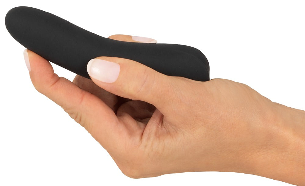 Sweet Smile Mini Vibrator in Schwarz – weitere Produktansicht in einer Hand mit schlanker und handlicher Form