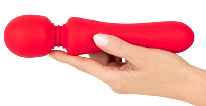 Sweet Smile Super Powerful Vibrating Wand in der Hand zur Darstellung der kompakten Größe und Handhabung