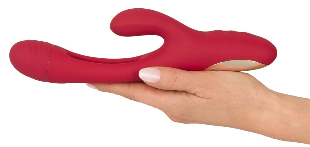 Sweet Smile Rabbit Vibrator in Rot – Größenvergleich in einer Hand mit geschwungenem Schaft und seitlichem Stimulationsarm