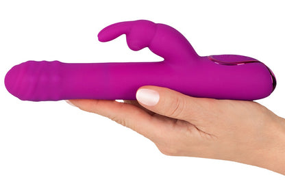 Sweet Smile Rabbit Vibrator horizontal in einer Hand zur Veranschaulichung der Produktgröße