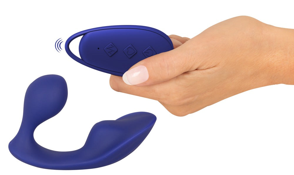 Sweet Smile RC Anal Panty Vibe in Dunkelblau – Größenvergleich in einer Hand zusammen mit der ovalen Fernbedienung