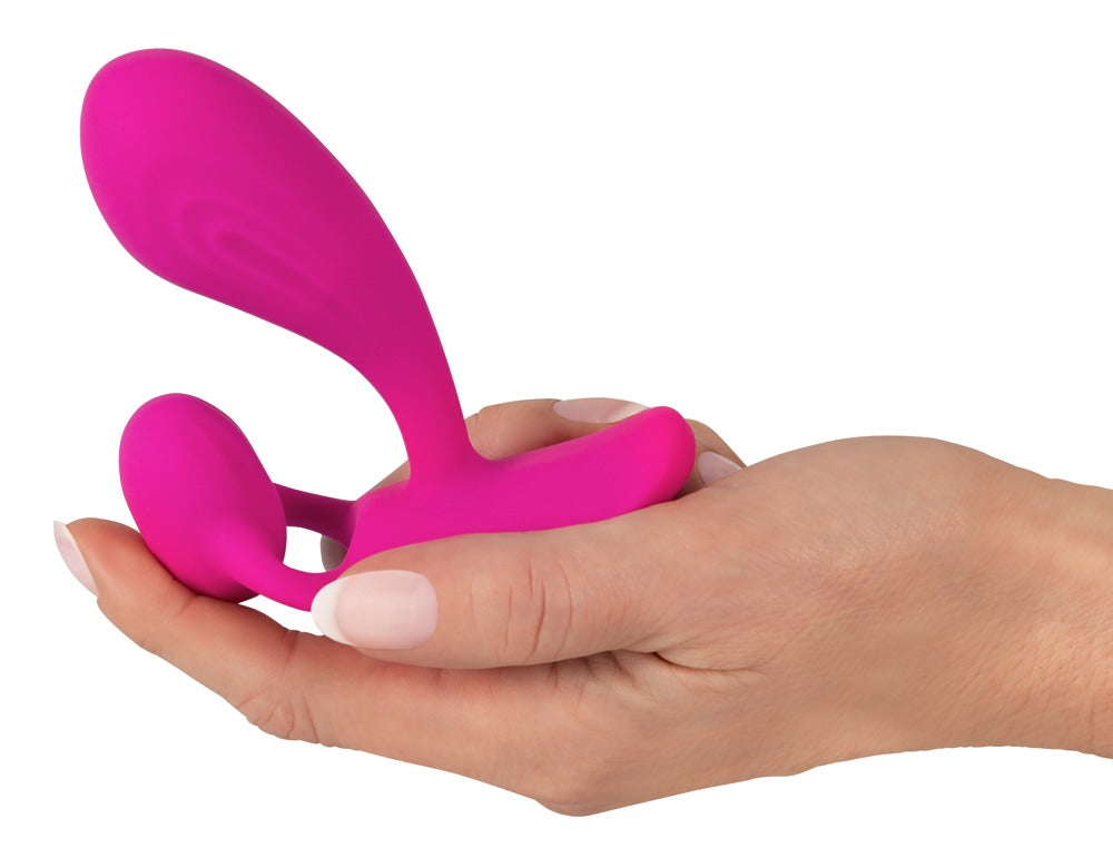 Sweet Smile RC C & G-Spot in Pink – Größenvergleich in einer Hand zur Darstellung der kompakten und geschwungenen Dual-Form