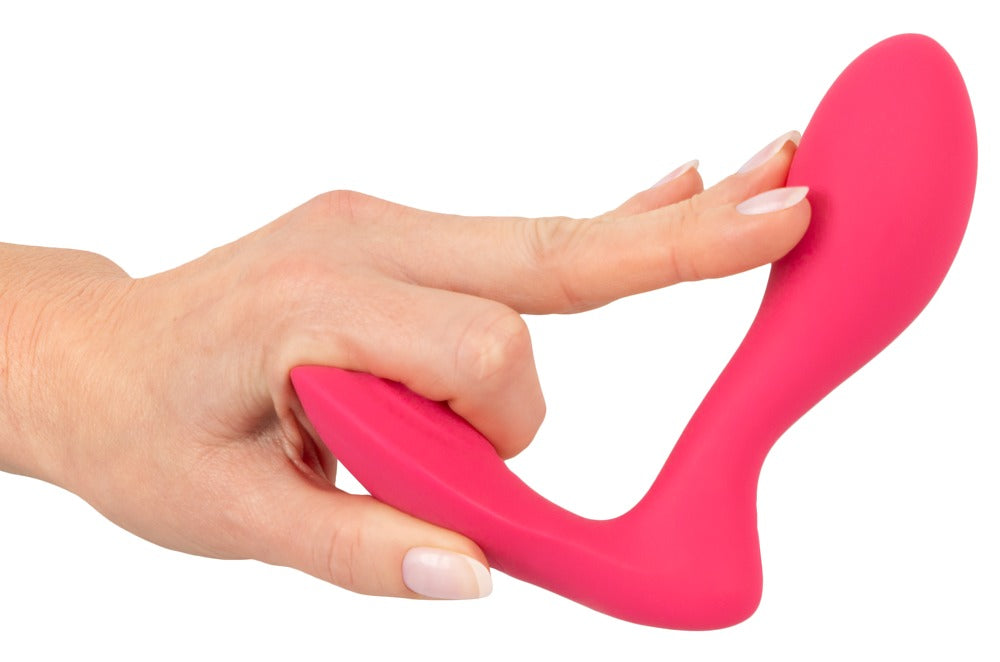 Sweet Smile RC G-Spot Panty in Pink – Darstellung der flexiblen Form durch Biegen der beiden Stimulationsarme in einer Hand