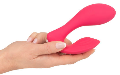 Sweet Smile RC G-Spot Panty in Pink – Größenvergleich in einer Hand zur Darstellung der kompakten geschwungenen Dual-Form