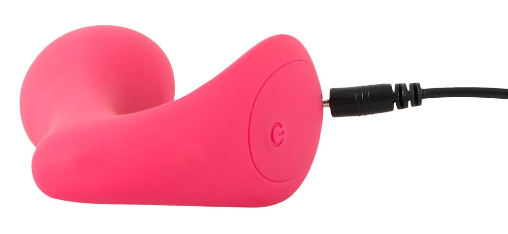 Sweet Smile RC G-Spot Panty in Pink – liegende Produktansicht mit zwei Stimulationsarmen und angeschlossenem Ladekabel