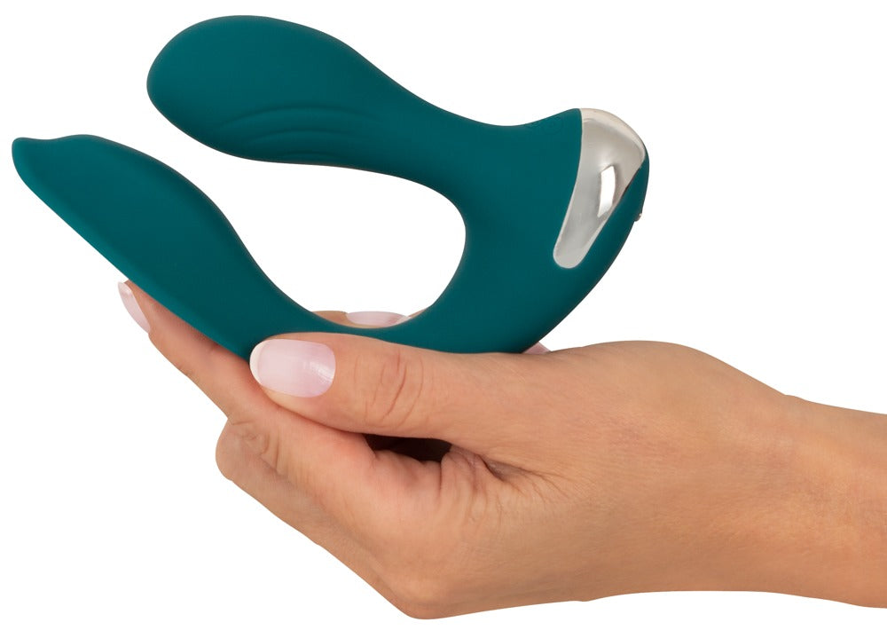 Sweet Smile RC Hands-Free Vibe in Petrol – Größenvergleich in einer Hand mit deutlich sichtbarer flexibler Dual-Form