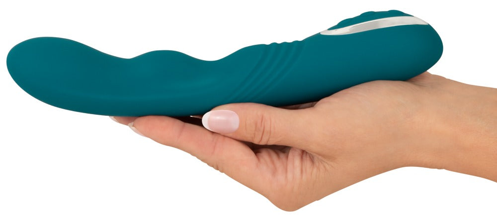 Sweet Smile Rotating G-Spot in Petrol – Größenvergleich in einer Hand zur Darstellung der geschwungenen und länglichen Form