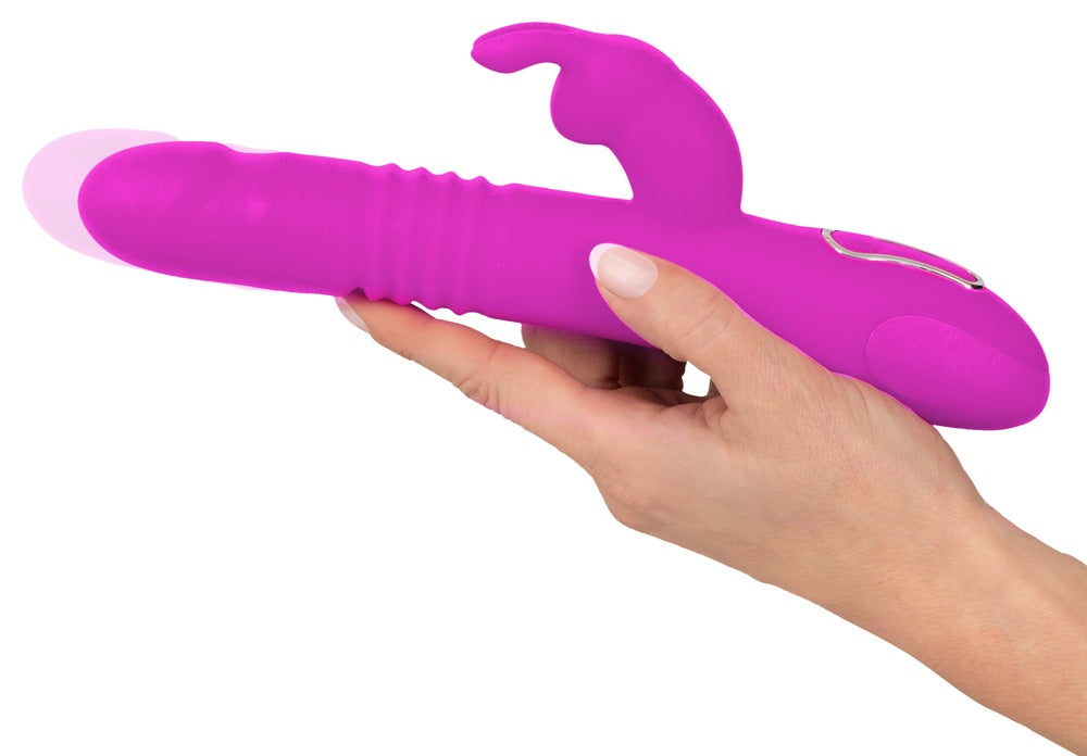 Sweet Smile Thrusting Pearl Rabbit in Pink – Größenvergleich in einer Hand mit deutlich sichtbarem seitlichem Rabbit-Stimulator