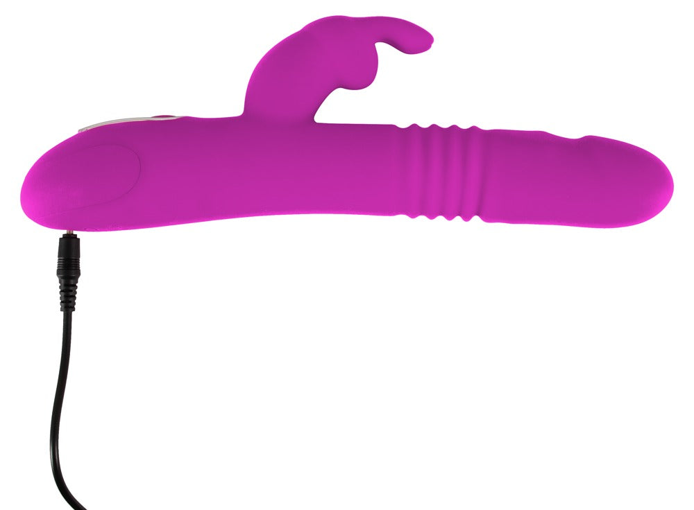 Sweet Smile Thrusting Pearl Rabbit in Pink – liegende Produktansicht mit seitlichem Rabbit-Stimulator und angeschlossenem Ladekabel