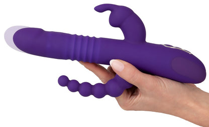 Sweet Smile Thrusting Pearl Triple in Lila – Größenvergleich in einer Hand mit deutlich sichtbaren drei Stimulationsbereichen