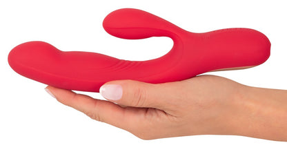 Sweet Smile Thumping Rabbit Vibrator in Rot – Größenvergleich in einer Hand mit geschwungenem Schaft und seitlichem Stimulationsarm