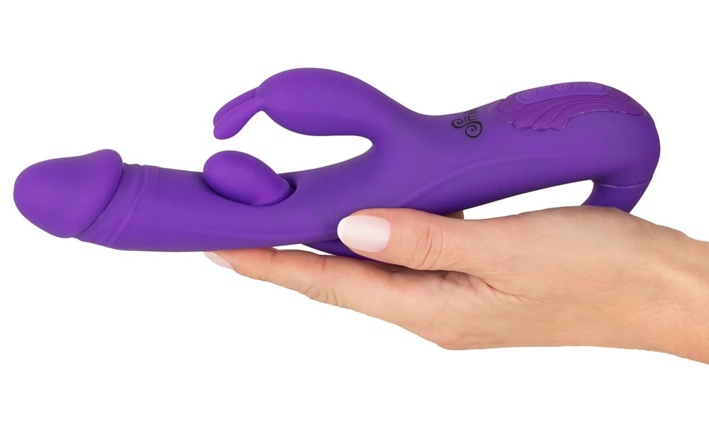 Sweet Smile Triple Action Rabbit in Lila – Größenvergleich in einer Hand mit sichtbaren Stimulationsarmen und gebogenem Schaft