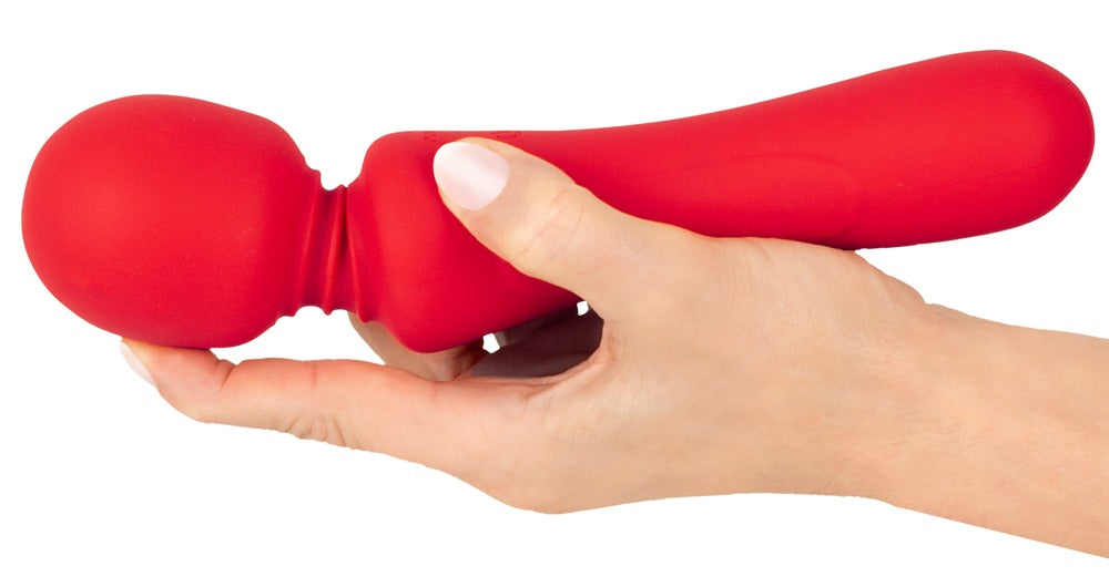 Hand hält den Sweet Smile Vibrating Wand und zeigt die flexible Beweglichkeit des Massagekopfs