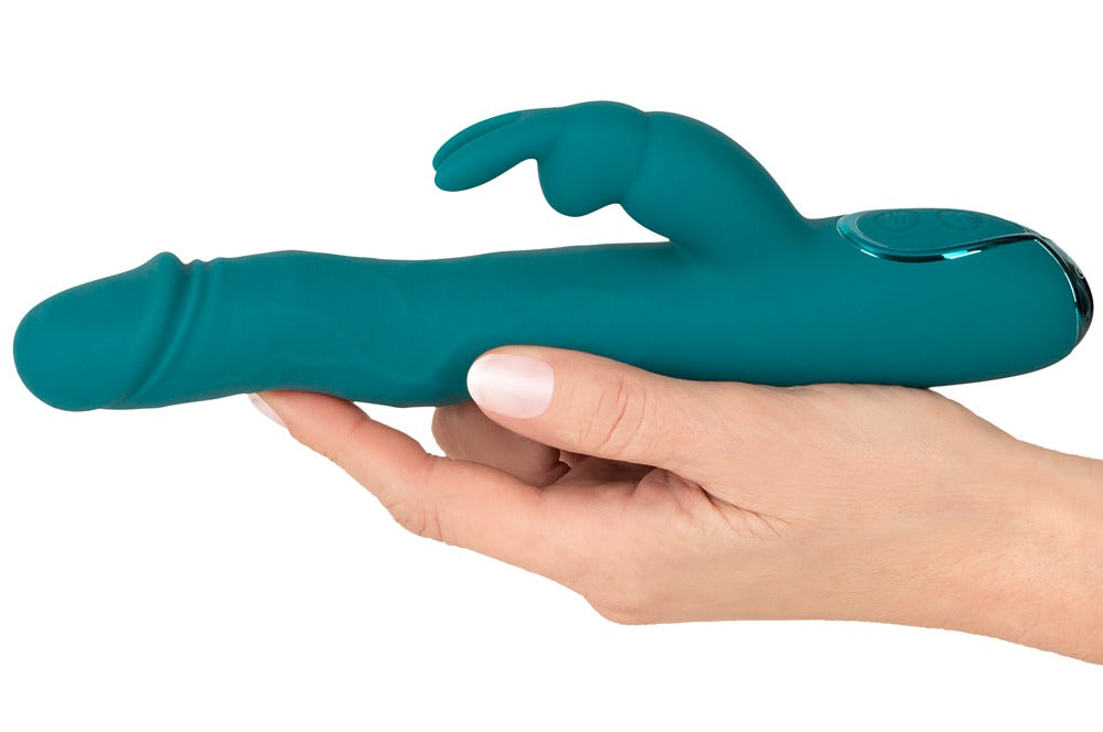 Sweet Smile Rabbit Vibrator horizontal in einer Hand zur Veranschaulichung der Produktgröße