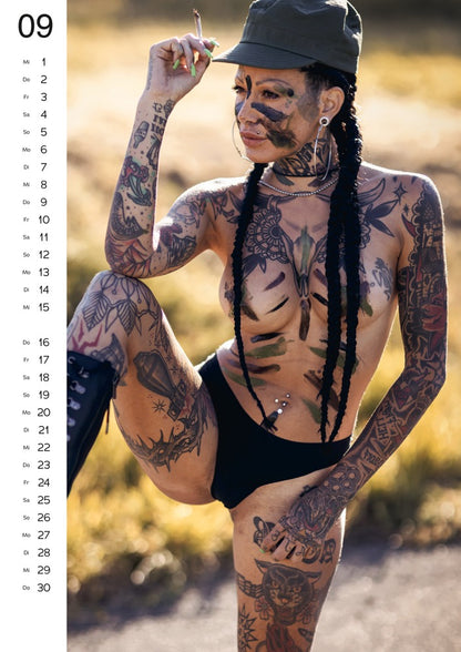 Weiteres Monatsmotiv des Tattoo-Girls 2027 Kalenders mit tätowiertem weiblichem Model in farbiger Inszenierung