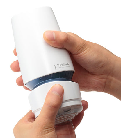 Tenga Aero Cobalt Ring Masturbator bei der Anwendung in der Hand gehalten