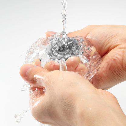 Reinigung der herausnehmbaren Sleeve des Tenga Aero Silver Ring unter fließendem Wasser