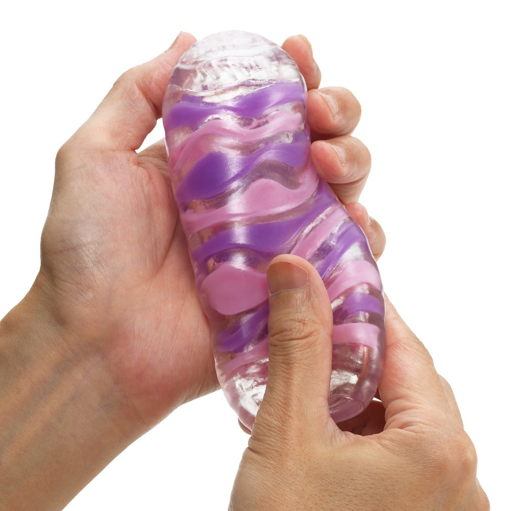 Tenga ARTE Drape Masturbator Anwendung in der Hand