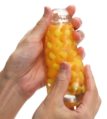 Tenga ARTE Weave Masturbator Anwendung in der Hand