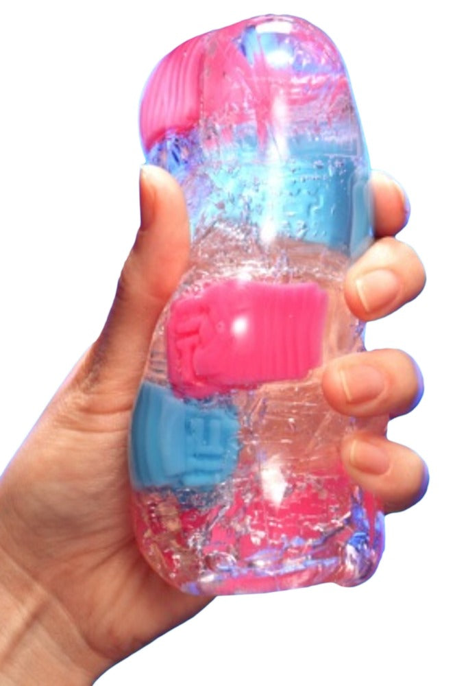 TENGA Bobble Crazy Cubes Masturbator in der Hand angewendet elastisches Material