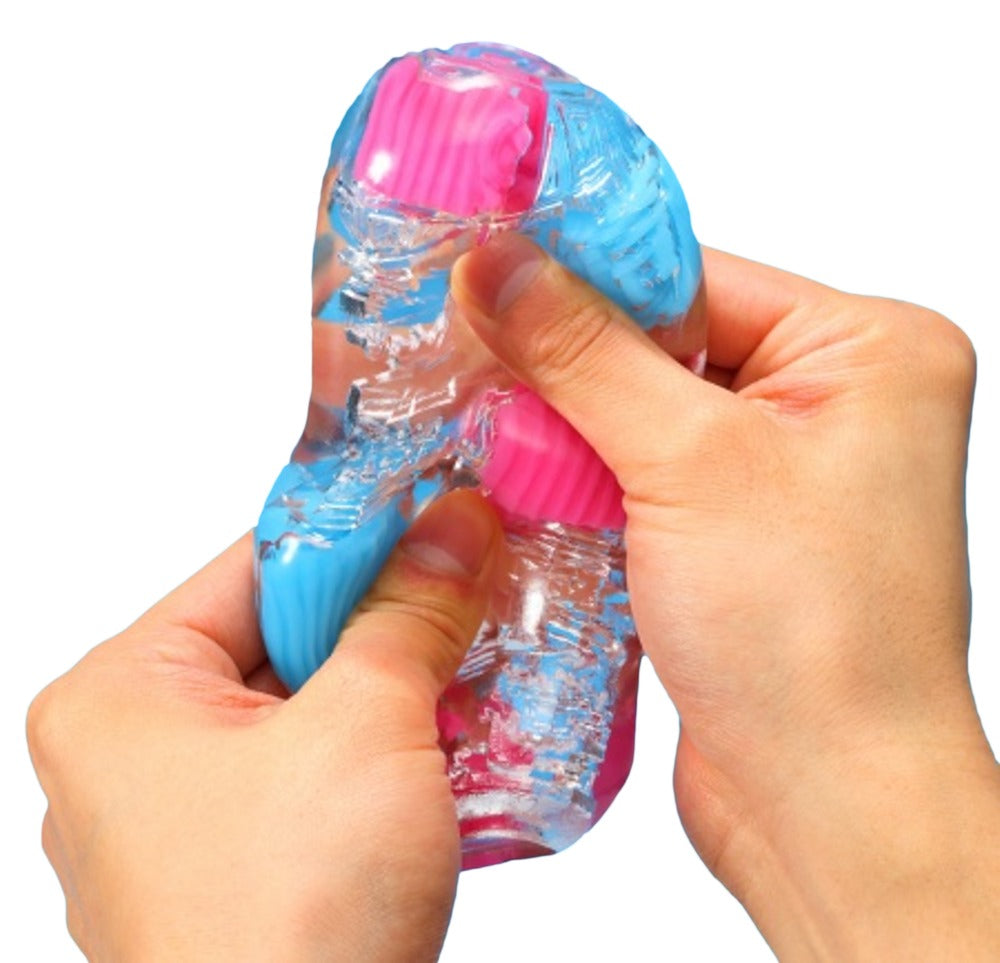 Flexible Anwendung des TENGA Bobble Crazy Cubes mit hochelastischer Struktur