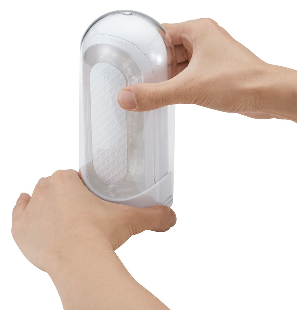 Anwendung des TENGA Flip Zero Gravity in der Hand