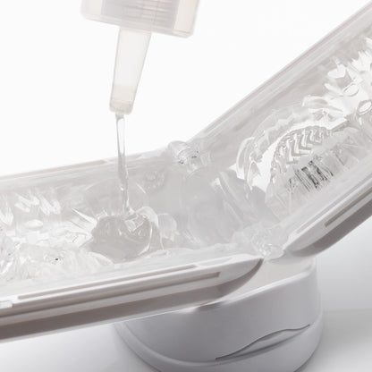 Anwendung der Tenga Lotion Mild mit Masturbator für sanfte Gleitmomente