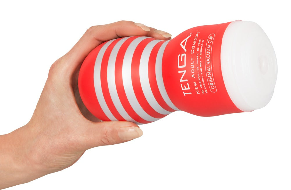TENGA Original Vacuum Cup in der Hand für diskrete Anwendung