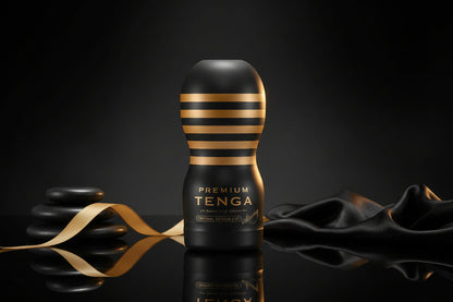 Tenga Premium Original Vacuum Cup in schwarzem Design mit goldenen Linien für diskrete Intimate Wellness