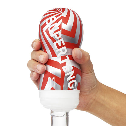 Anwendung des Tenga SUPER Meteor Smash in der Hand