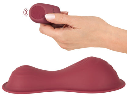 vibepad intense 2 mit kompakter Fernbedienung in der Hand zur kabellosen Steuerung