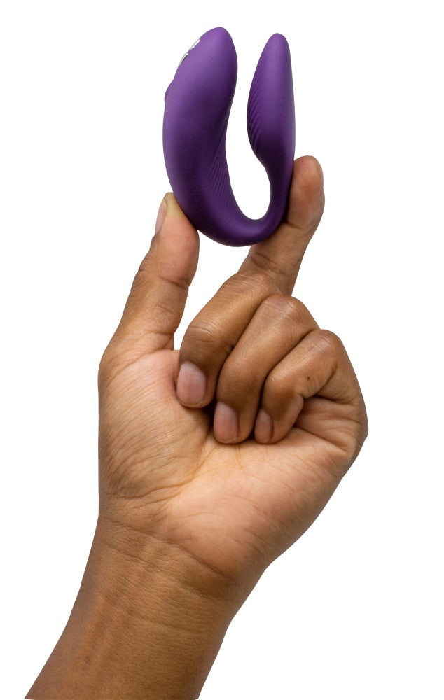 Flexibler We-Vibe Chorus Paarvibrator in der Hand