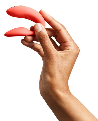 We-Vibe Chorus Paarvibrator mit App-Steuerung und AnkorLink™ in einer Hand gehalten