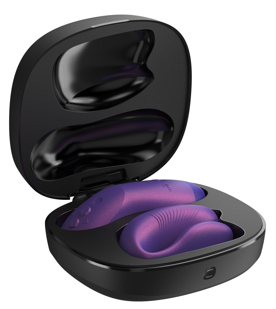 Geöffnetes Aufbewahrungs- und Ladeetui des We-Vibe Chorus Pro mit Paarvibrator in Lila