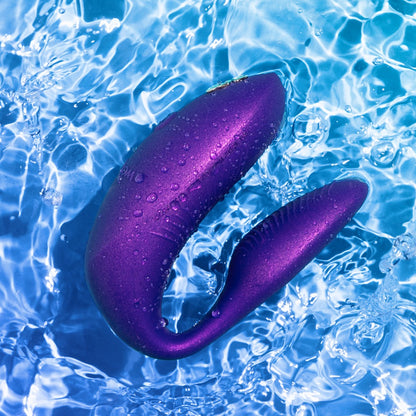 We-Vibe Chorus Pro Paarvibrator in Lila auf farbigem Hintergrund