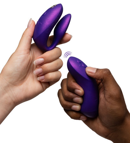We-Vibe Chorus Pro Paarvibrator in Lila in den Händen gehalten