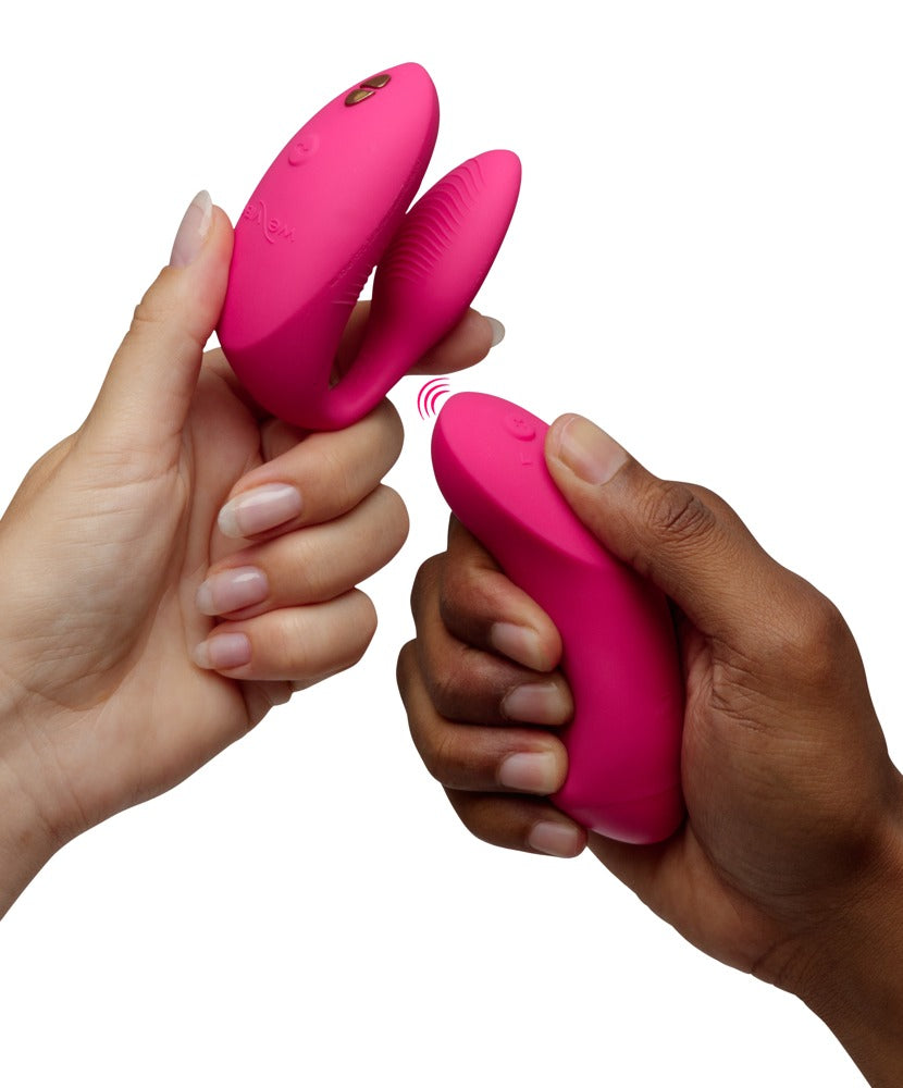 We-Vibe Chorus Pro Paarvibrator in Pink in den Händen gehalten