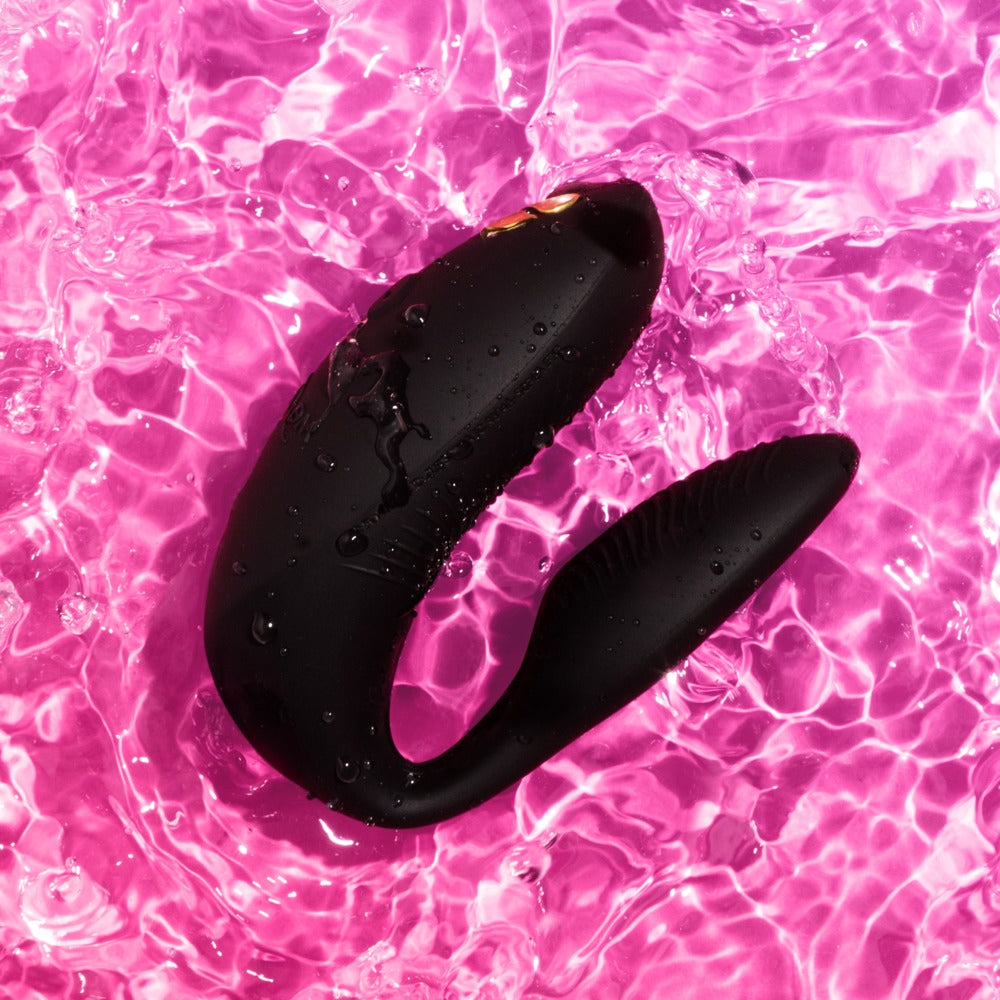 We-Vibe Chorus Pro Paarvibrator in Schwarz auf farbigem Hintergrund
