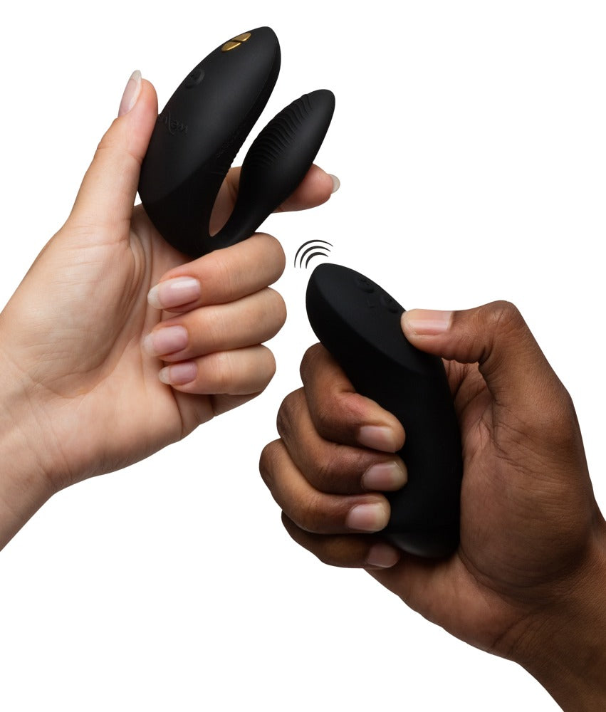 We-Vibe Chorus Pro Paarvibrator in Schwarz in den Händen gehalten