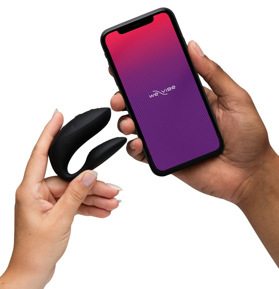 We-Vibe Chorus Pro Paarvibrator in Schwarz mit Smartphone und App-Steuerung