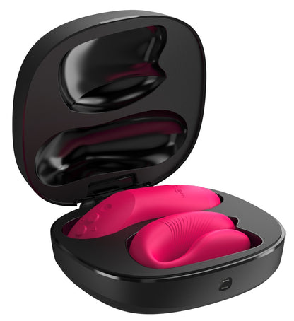 Geöffnetes Aufbewahrungs- und Ladeetui des We-Vibe Chorus Pro mit Paarvibrator in Pink