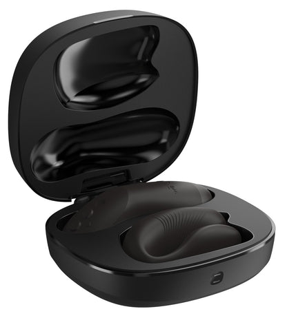 Geöffnetes Aufbewahrungs- und Ladeetui des We-Vibe Chorus Pro mit Paarvibrator in Schwarz
