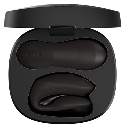 We-Vibe Chorus Pro Paarvibrator in Schwarz im geöffneten Ladeetui