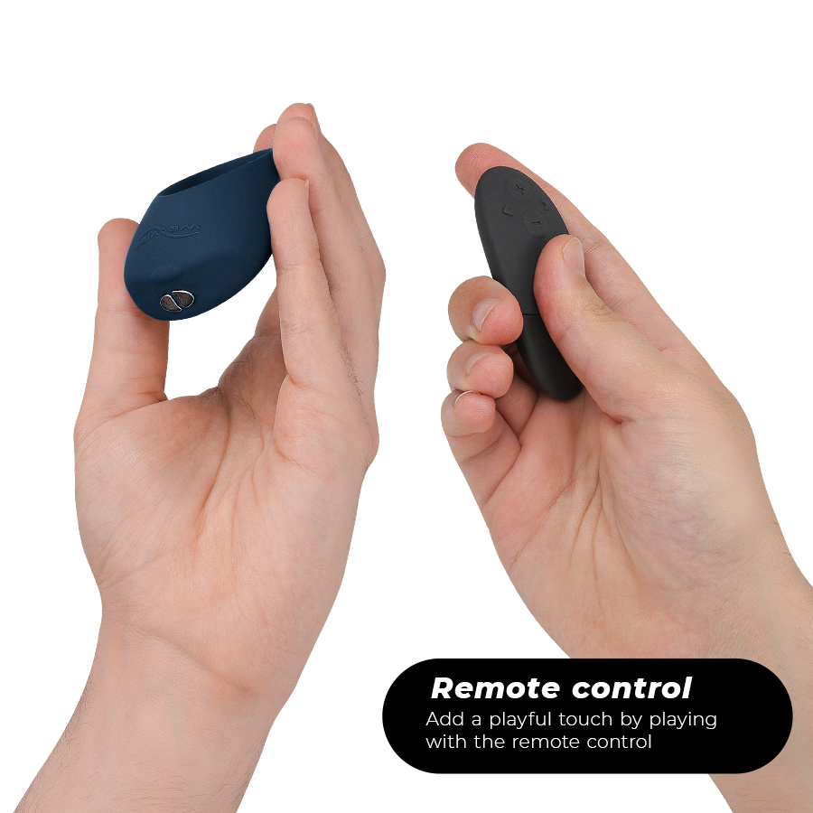 We-Vibe Date Night Special Edition Geschenkset mit Nova 2 und Pivot in einer Hand gehalten mit Fernbedienung