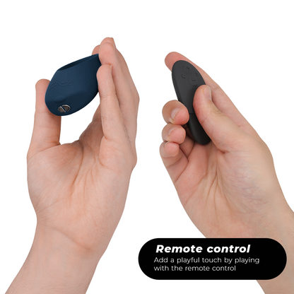 We-Vibe Date Night Special Edition Geschenkset mit Nova 2 und Pivot in einer Hand gehalten mit Fernbedienung