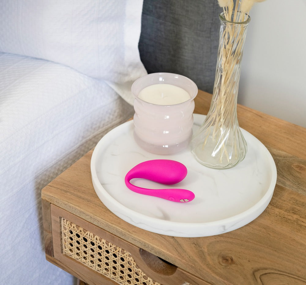 We-Vibe Jive 2 Vibro-Ei in Pink dekorativ in einer Alltagsszene platziert