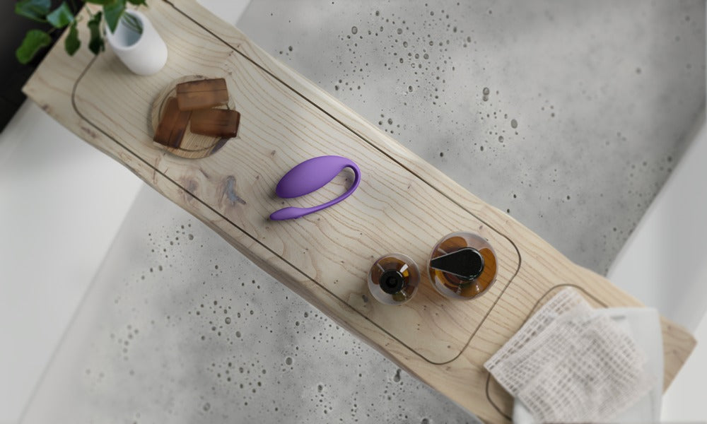 We-Vibe Jive Lite Vibro-Ei in Lila diskret auf einer Oberfläche platziert