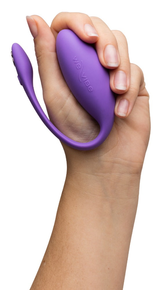 We-Vibe Jive Lite Vibro-Ei in Lila in der Hand zur Darstellung des ergonomischen Designs